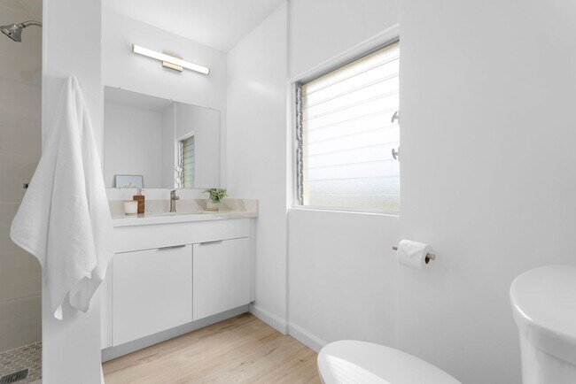Building Photo - Renovated Unfurnished 2 bedroom, 1.5 bath ...