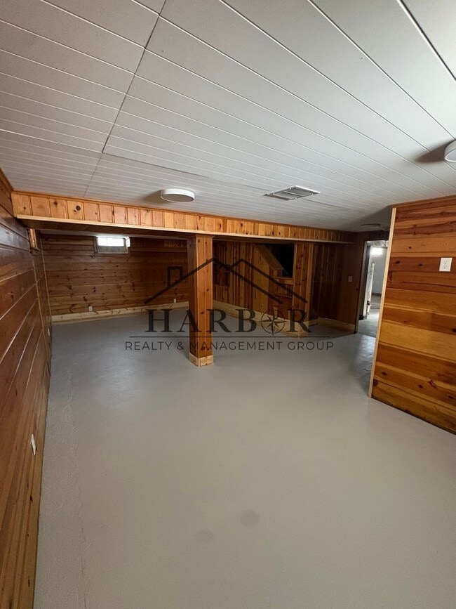 Building Photo - 1/2 Off first full month of rent!