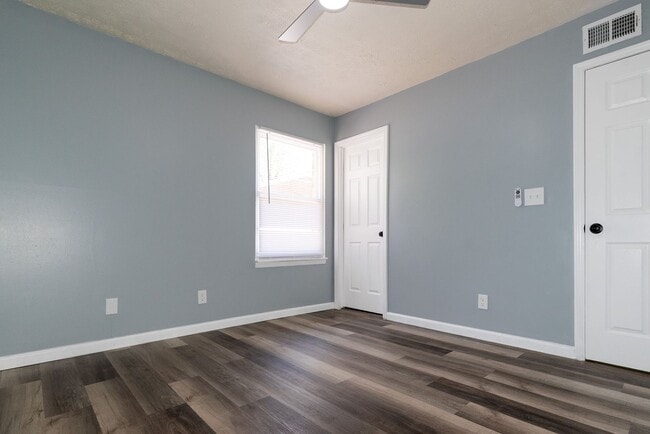 Building Photo - Beautifully Updated 3BR Home with Fenced Yard & Covered Porch