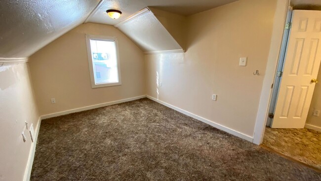 Building Photo - 3 Bedroom 1.5 Bath House Large 2 Car Detac...