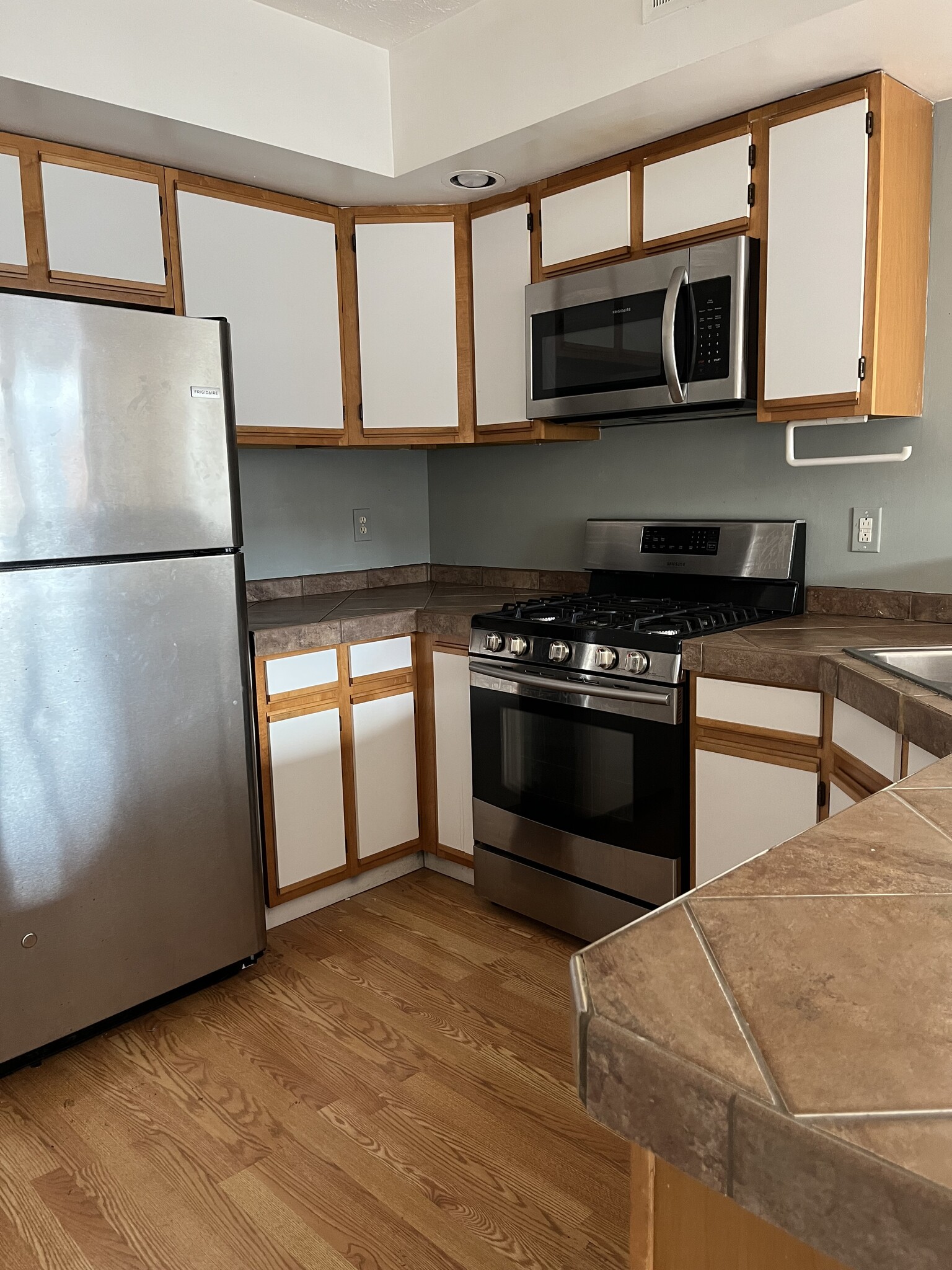 Kitchen - 2334 E Carson St