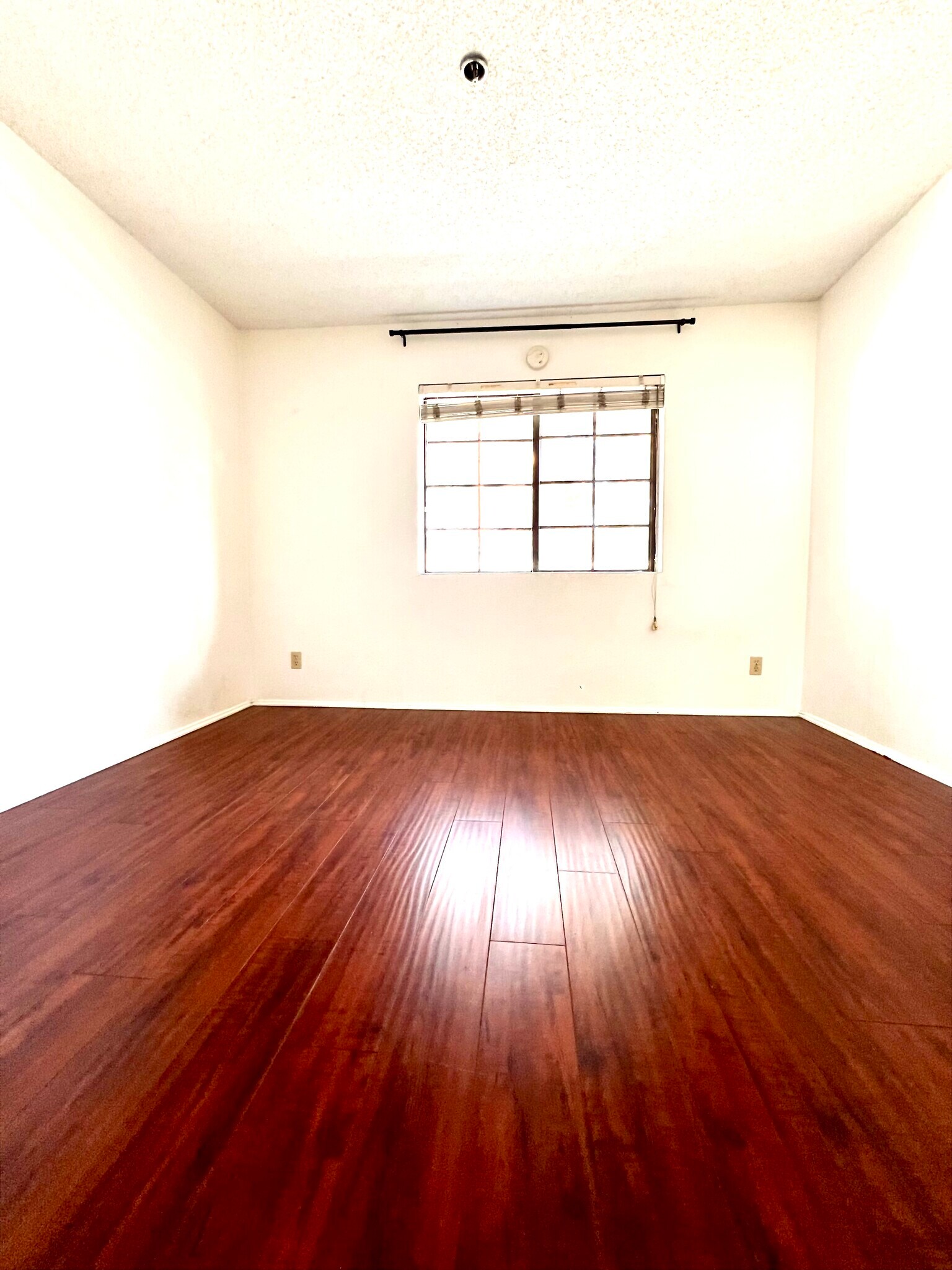 Building Photo - 6545 Reseda Blvd