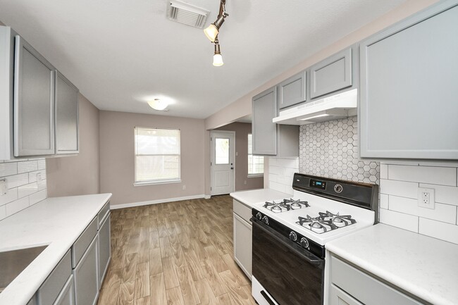 Building Photo - 3919 Vauxhall Dr S