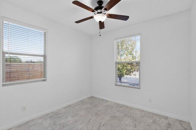 Building Photo - Spacious 4BR House in Goodyear