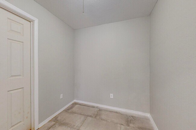 Building Photo - NE Mid-Century Modern 3 Badroom 1.5 Bath with garage