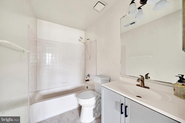 Building Photo - 601 Ravens Crest Dr