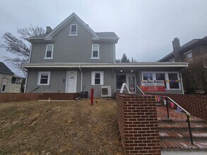 Building Photo - NEW LISTING: 1-Bed w/ Private Laundry & Parking