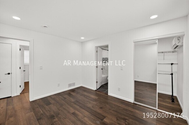 Building Photo - 10920 Oak Knoll Terrace N