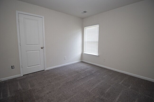 Building Photo - Gorgeous 3 Bedroom, 2 Bath ~ Minutes to Fo...