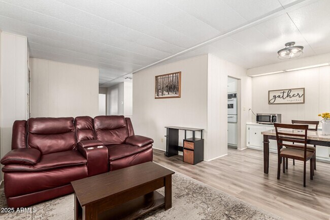 Building Photo - 2650 W Union Hills Dr