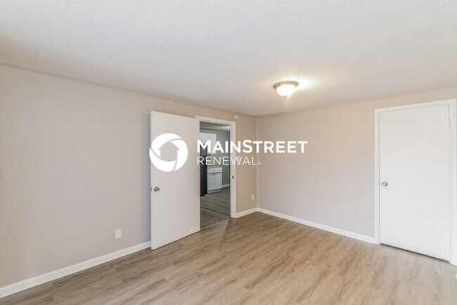 Building Photo - 3 Bedroom Pet-Friendly Home in Louisville, KY with Main Street Renewal