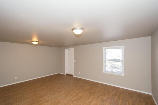 Building Photo - Spacious 1/1 Retreat – Steps from TU & Tulsa’s Hot Spots