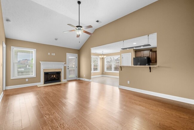 Building Photo - Three Bedroom with Bonus!