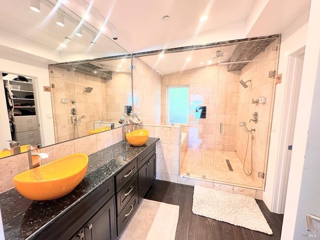 Building Photo - 5148 Paradise Dr