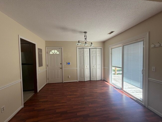 Building Photo - 720 Marigold St