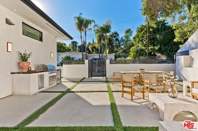 Building Photo - 16879 Mooncrest Dr