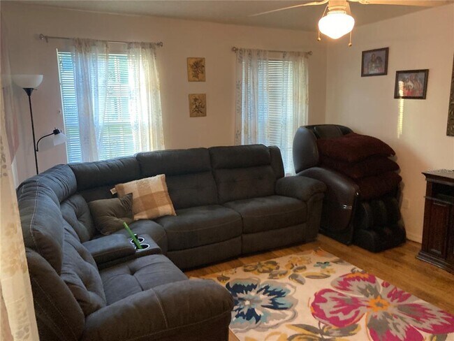 Building Photo - 4634 College Dr