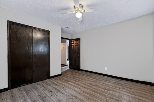 Building Photo - 1001 Alpine Ct