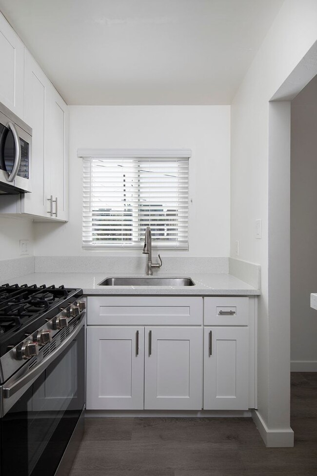Building Photo - Remodeled North Park 1 BR with Stainless Steel Appliances and Washer/Dryer in Unit!