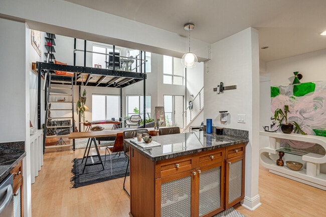 Building Photo - 655 5th St