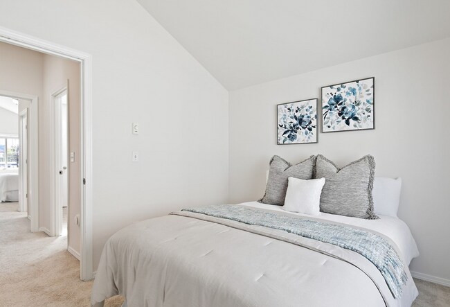 Building Photo - Wonderful 3 bed Townhome w/garage in Northgate! AVAILABLE 10/7/2026!