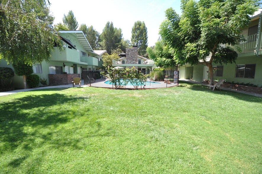 Building Photo - 24347 Newhall Ave