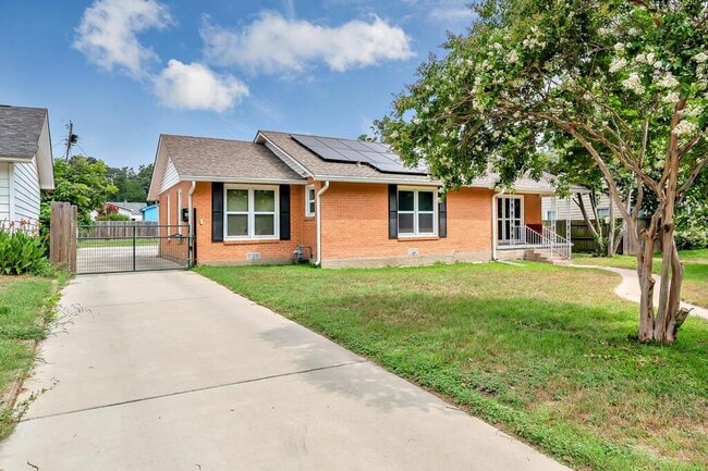 Building Photo - 3909 Sanger Ave