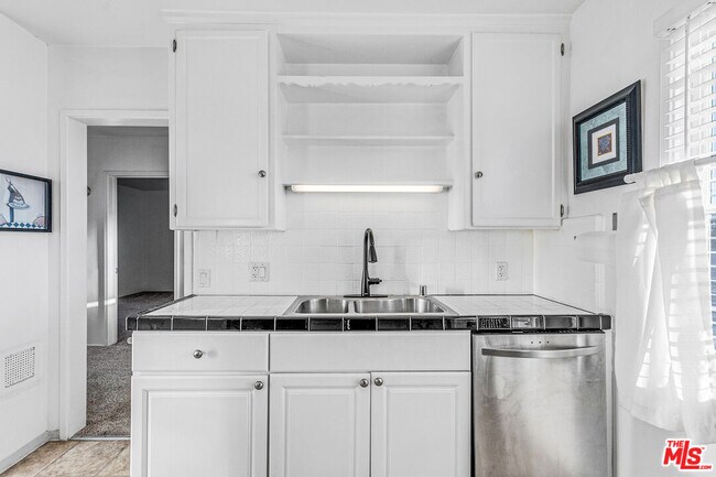 Building Photo - 1352 Ocean Park Blvd