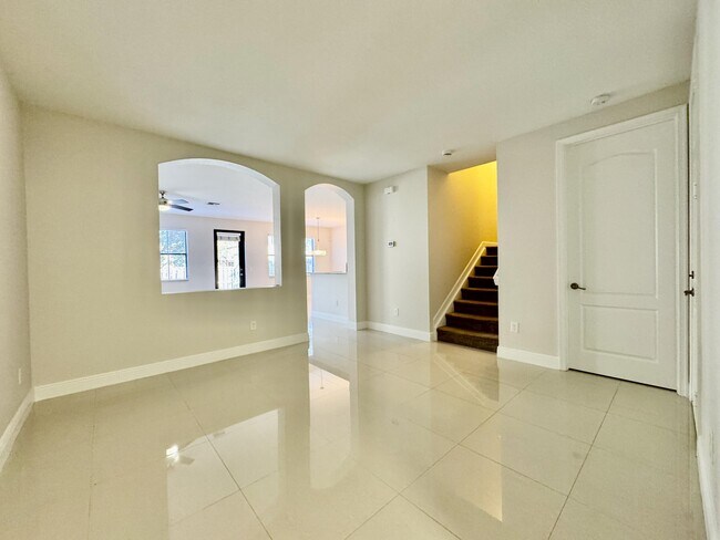 Building Photo - 9623 Town Parc Cir S