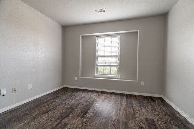 Building Photo - 3 Bedroom 2 Bath Home Near Wal Mart HQ!