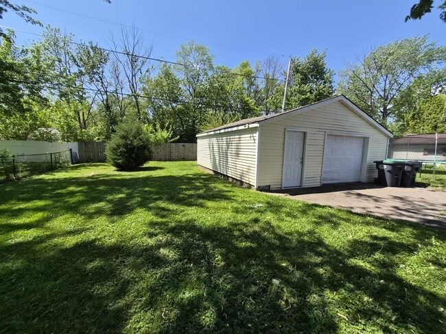 Building Photo - 464 Carol Dr