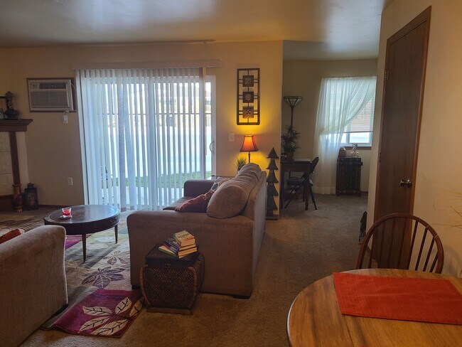 Building Photo - 1 Bed, 1 Bath 930 Sq Ft 2nd Floor