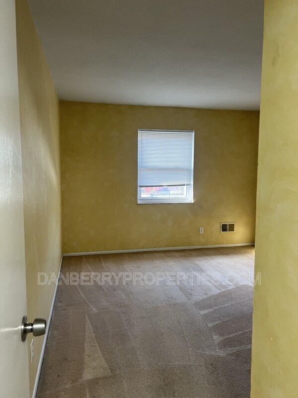 Building Photo - 3217 Glanzman Rd