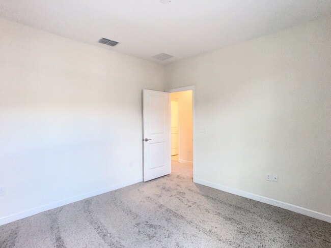 Building Photo - Gorgeous 4 bedroom townhome!