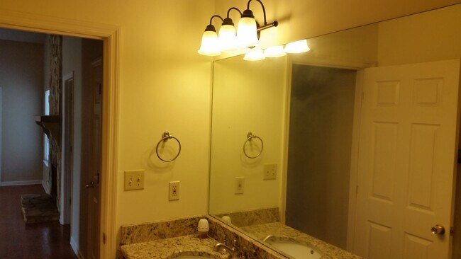 Building Photo - GA Town Home