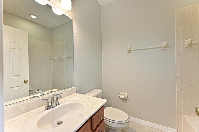 Building Photo - 3566 Parkridge Cir