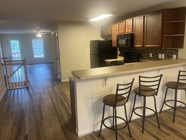 Building Photo - Spacious End-Unit Townhouse with 3 Beds, 3...