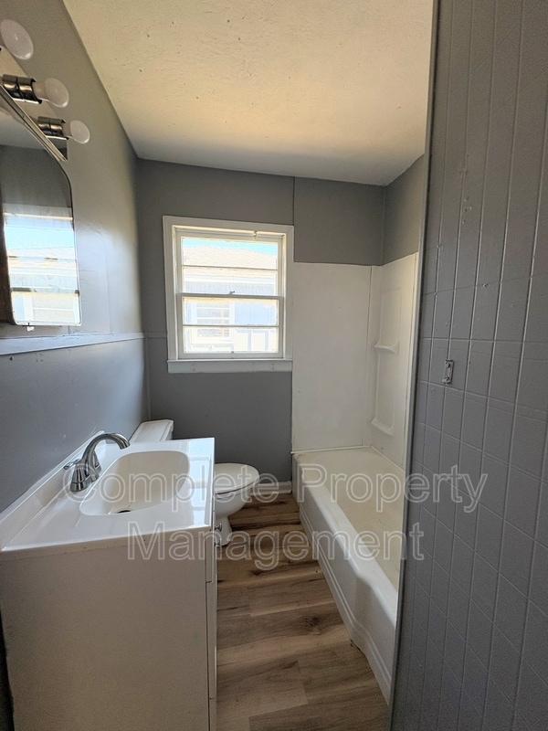 Building Photo - 808 Fairfax Ave