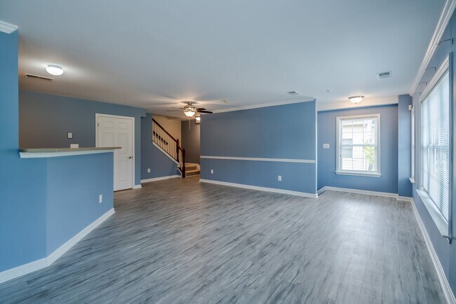 Building Photo - Bright And Spacious 3 Bed 2.5 Bath End-Uni...