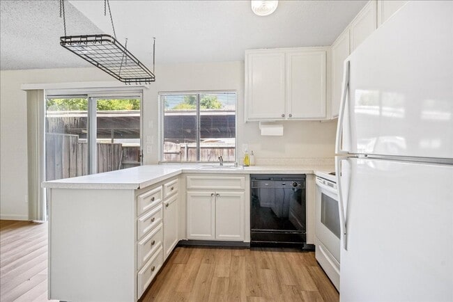 Building Photo - 8828 La Riviera Dr