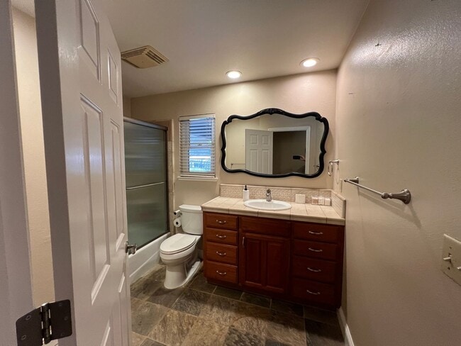 Building Photo - Stunning Country property in Oakdale!