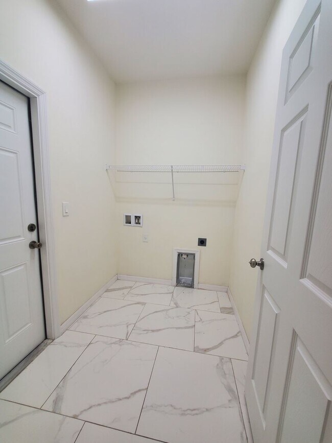 Building Photo - Large 4 Bed 3 Bath with 2 Car Garage-LEHIG...