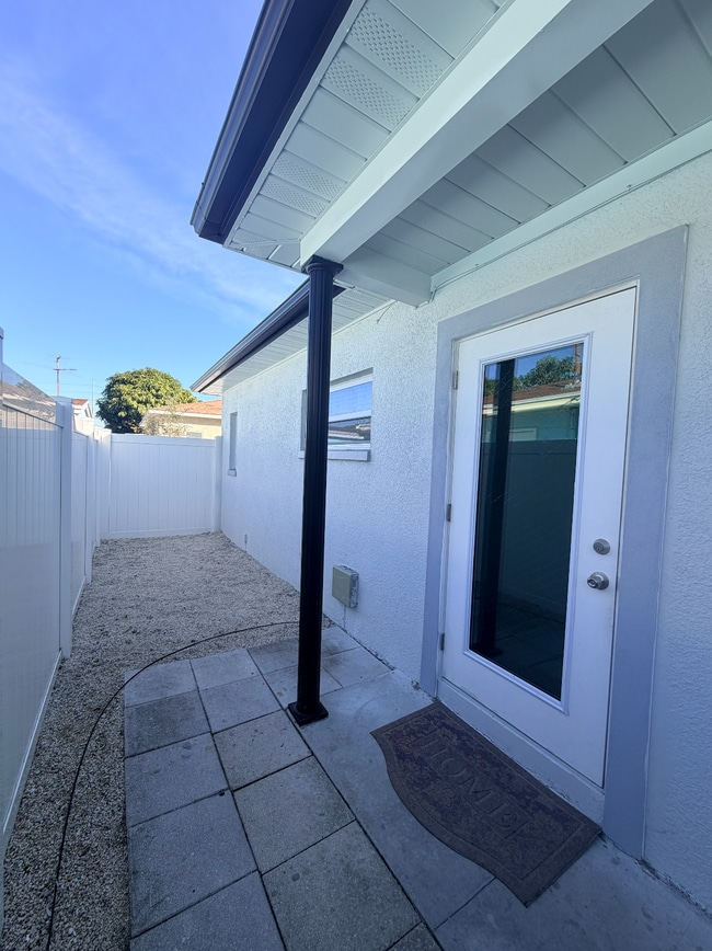 Building Photo - Stadium Studio/  Efficiency