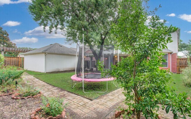 Building Photo - 12427 Shadycrest Dr