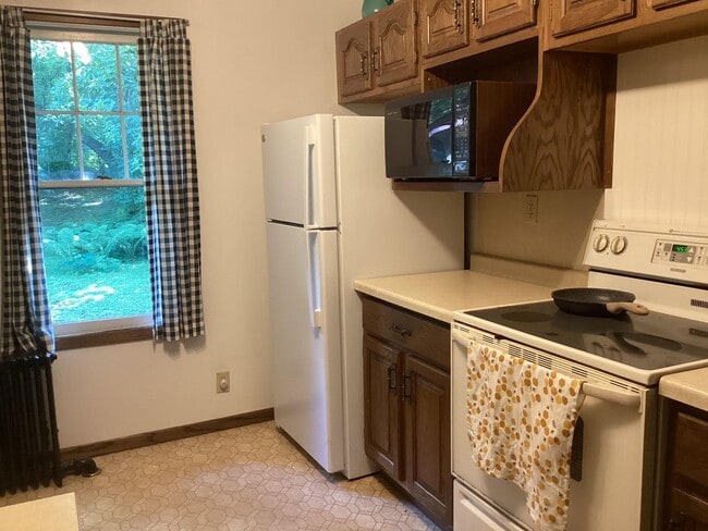 Building Photo - AVAILABLE NOW - Very Spacious, Unique, and Original Birchwood Village Home; Walking Distance to t...