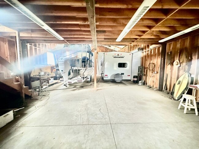 Building Photo - Gorgeous 4/3 Country Estate with 2000sf Barn