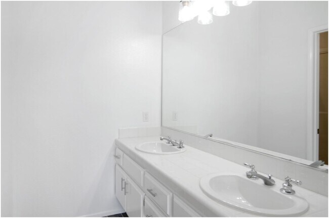 Building Photo - 2 Bedroom Condo in the Breakers!