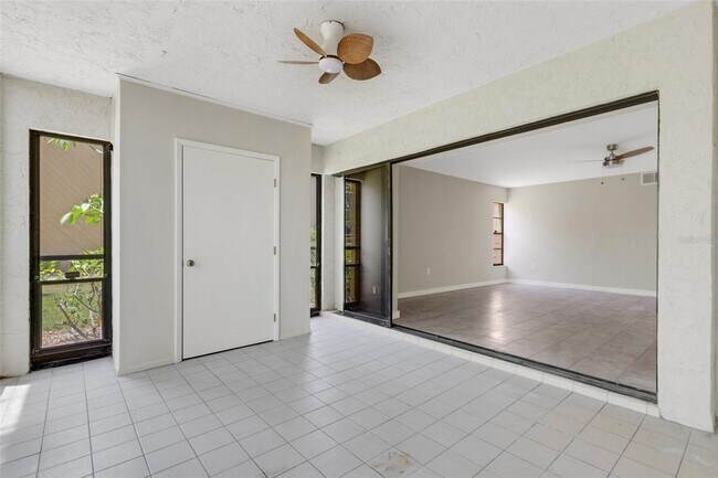 Building Photo - 2 Bed 2 Bath Unfurnished Condo - Sarasota
