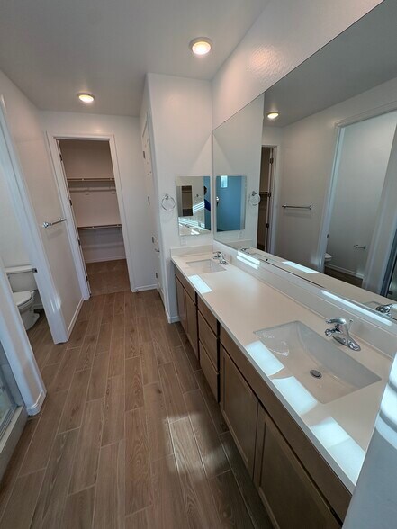 Building Photo - 675 W Riparian Dr