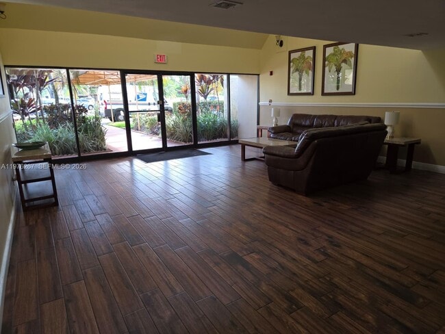 Building Photo - 220 Lakeview Dr